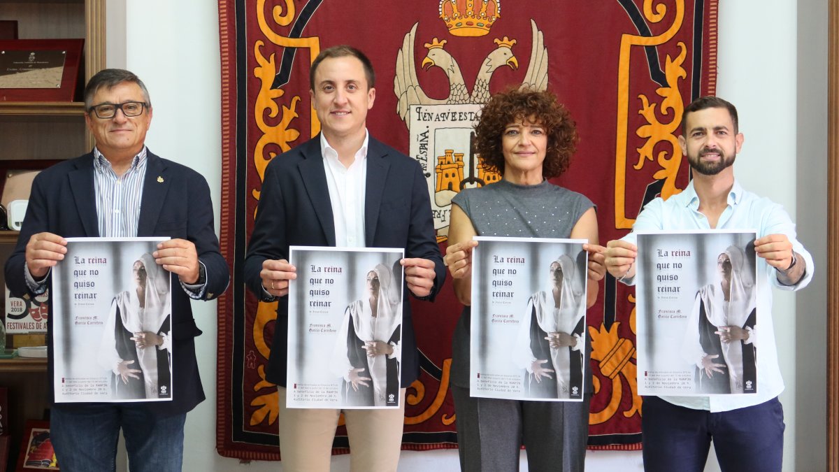 Presentación del cartel de la obra 'La Reina que no quiso reinar'.