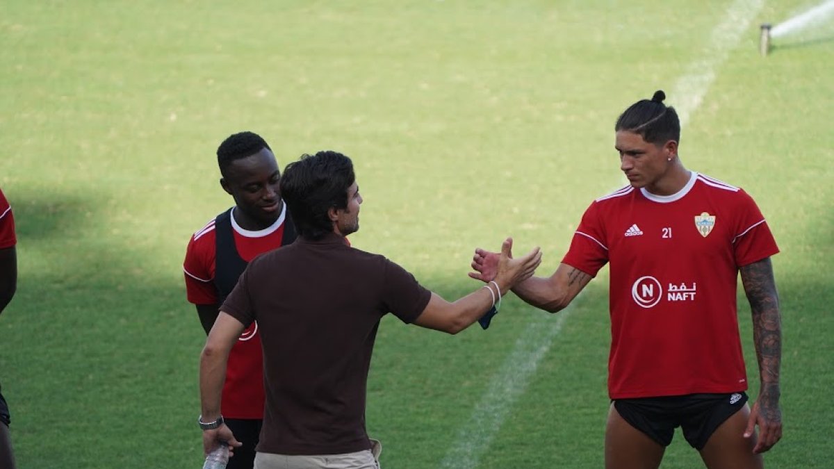 Mario Silva saluda a Darwin Núñez nada más tomar el mando del Almería.