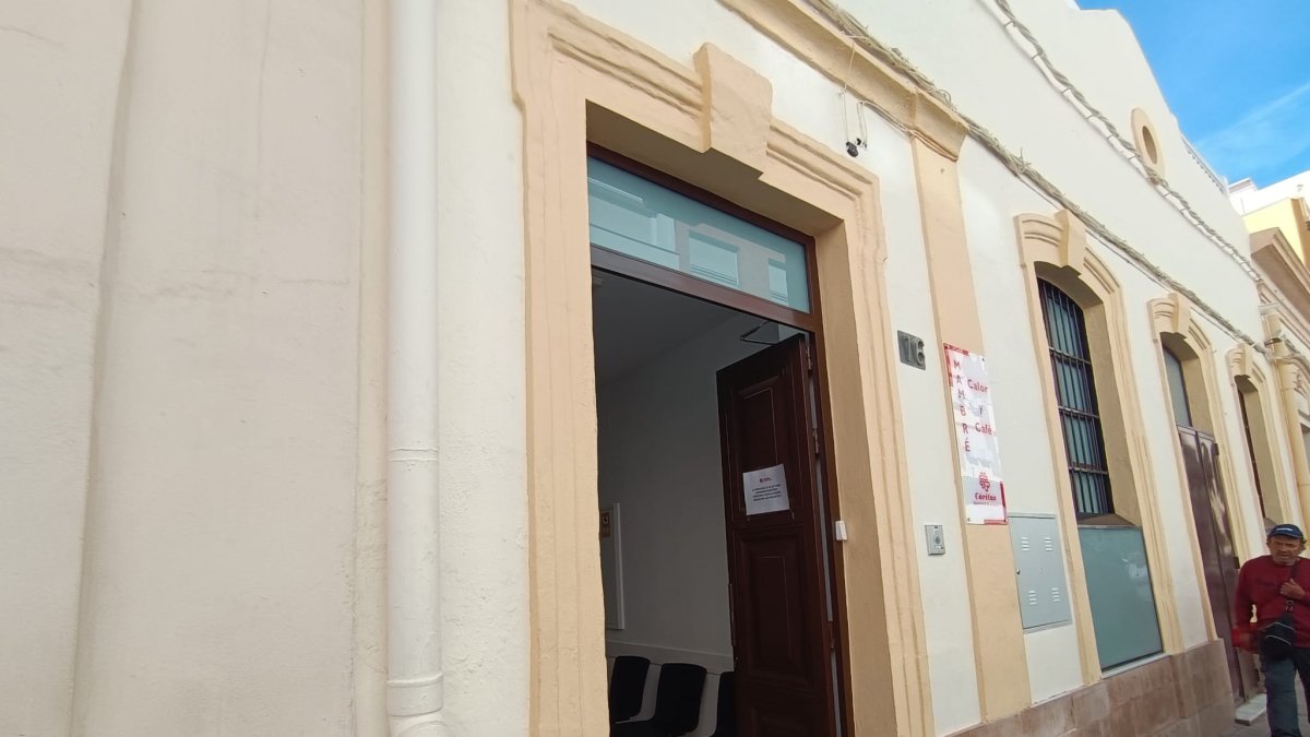 Fachada del centro de acogida 'Mambré, calor y café' de Cáritas en Alcalde Muñoz.
