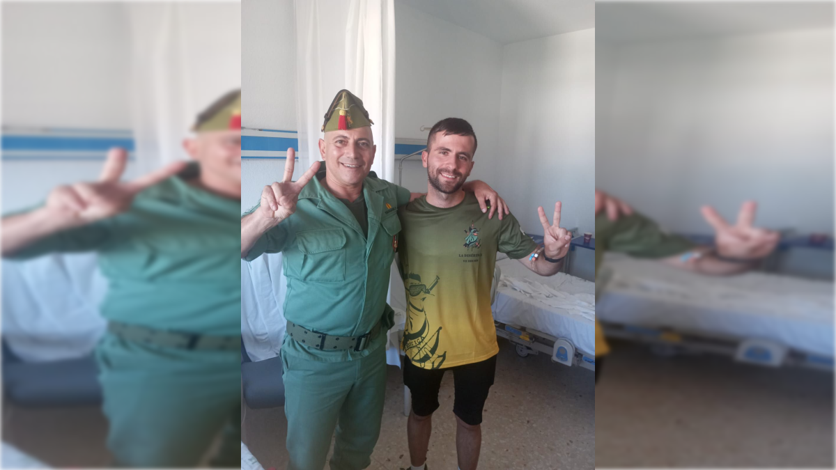 Ya recuperado, David Parra, junto a uno de los legionarios que le han acompañado durante su ingreso hospitalario.