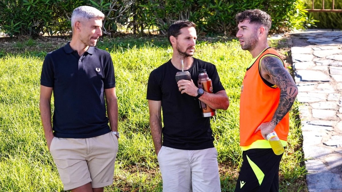 Salva Sevilla, Pablo Piatti y Adri Embarba tras finalizar el entrenamiento del Almería en el Anexo del Mediterráneo.