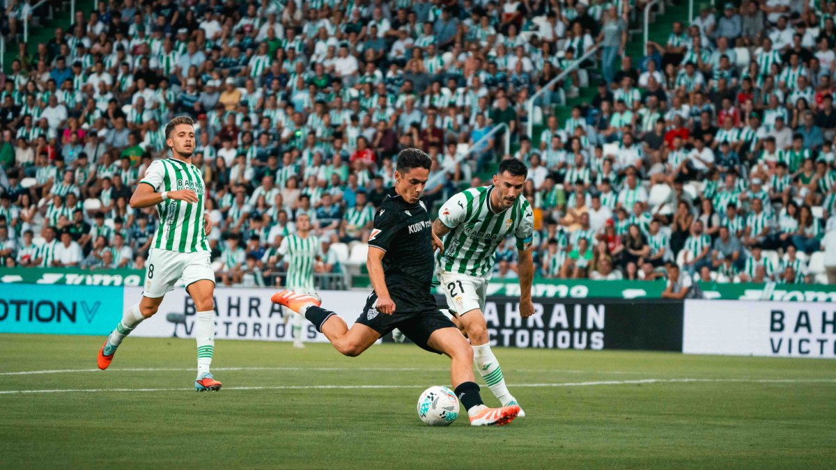 Arribas está reñido con el gol y se estrella contra los postes.