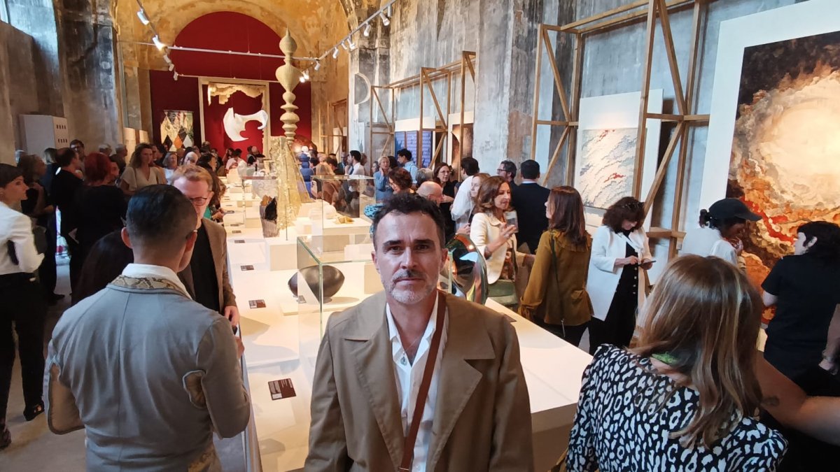 El artesano almeriense Joaquín Gilabert y su obra expuesta al fondo.