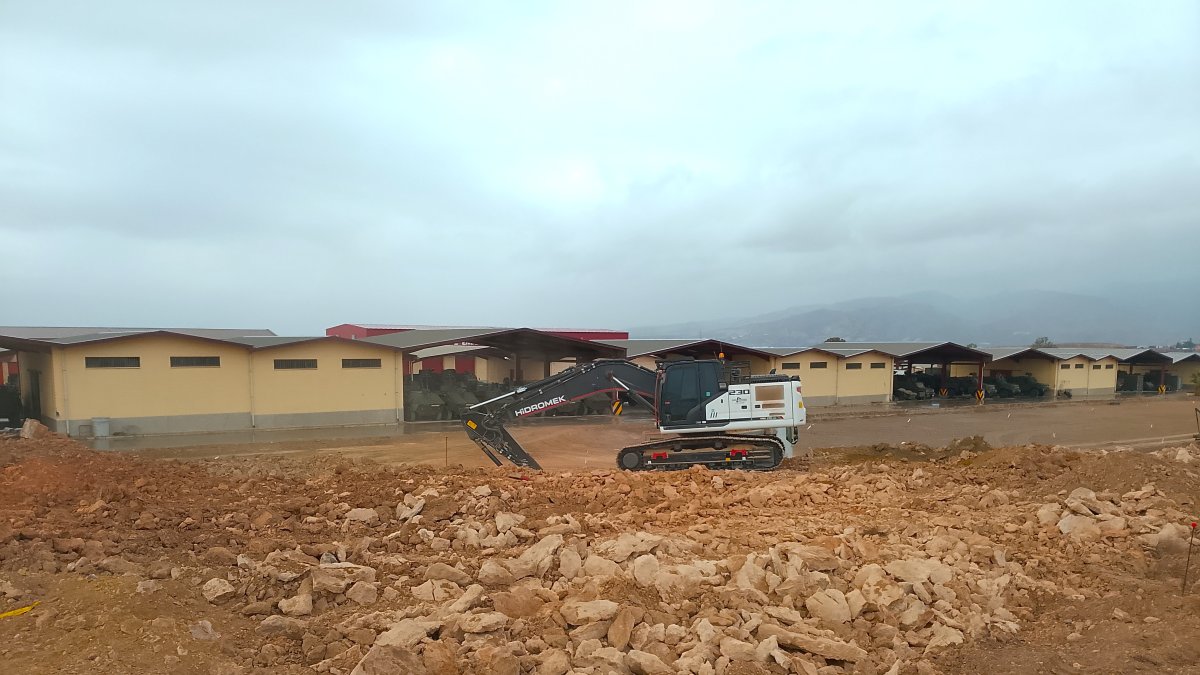 Las obras de construcción de los tinglados en la base Álvarez de Sotomayor en Viator por la constructora almeriense Grupo Copsa.