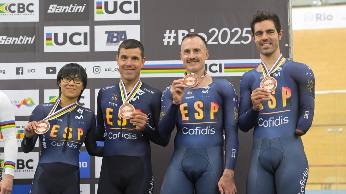 Pablo Jaramillo, segundo de derecha a izquierda, muestra súper orgulloso y muy feliz la medalla de bronce conquistada en una prueba muy exigente. España tiene un equipazo y lo demostró en Brasil.