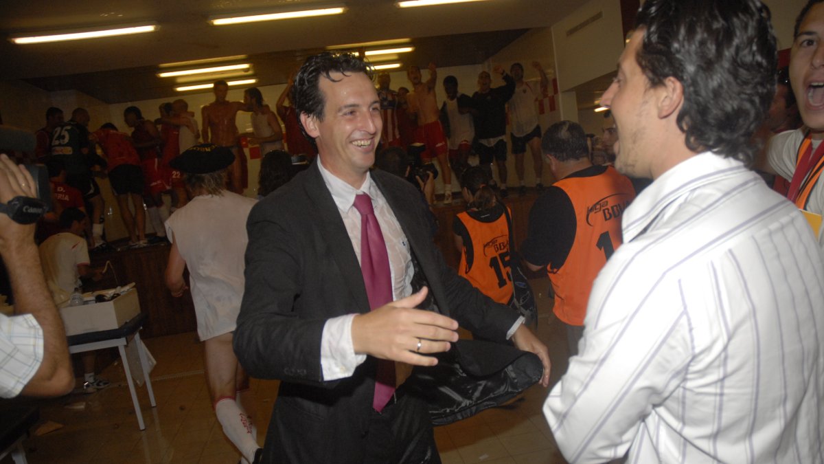 Emery repartiendo saludos tras ascender al Almería a Primera División.