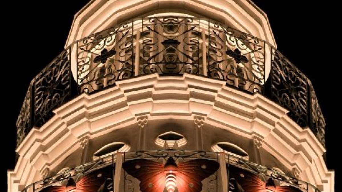 Se encuentra en uno de los edificios más emblemáticos del centro de Almería.