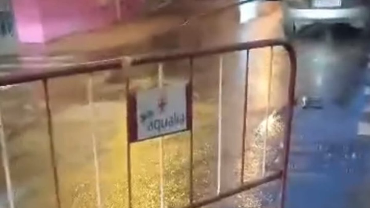 Aqualia trabaja para solucionar la avería a lo largo de la mañana de este lunes.