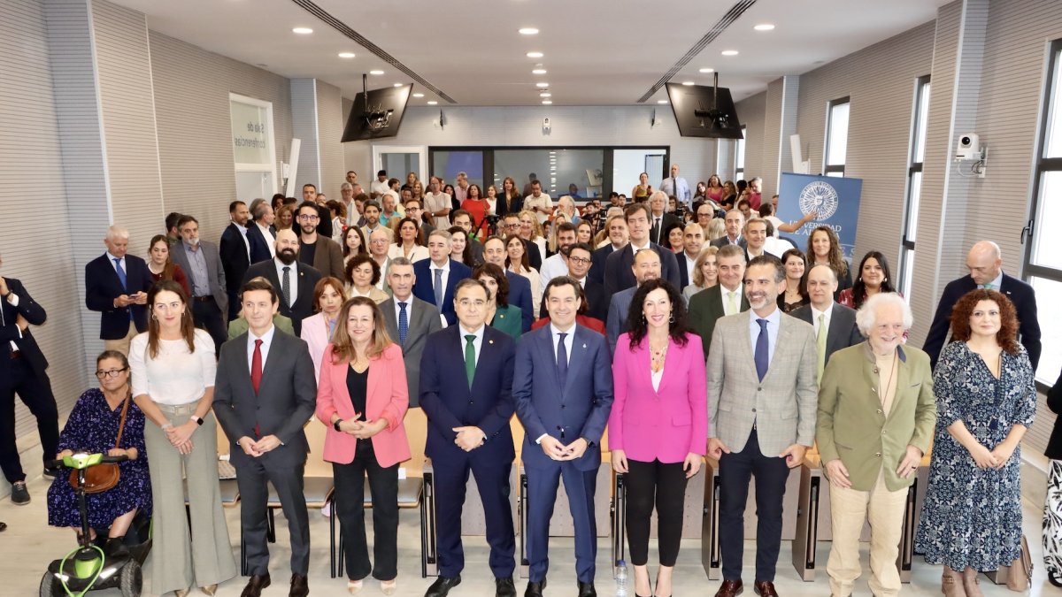Foto de familia de la inauguración de las jornadas de la UAL en el LX aniversario de la Segunda Generación Andalucista.