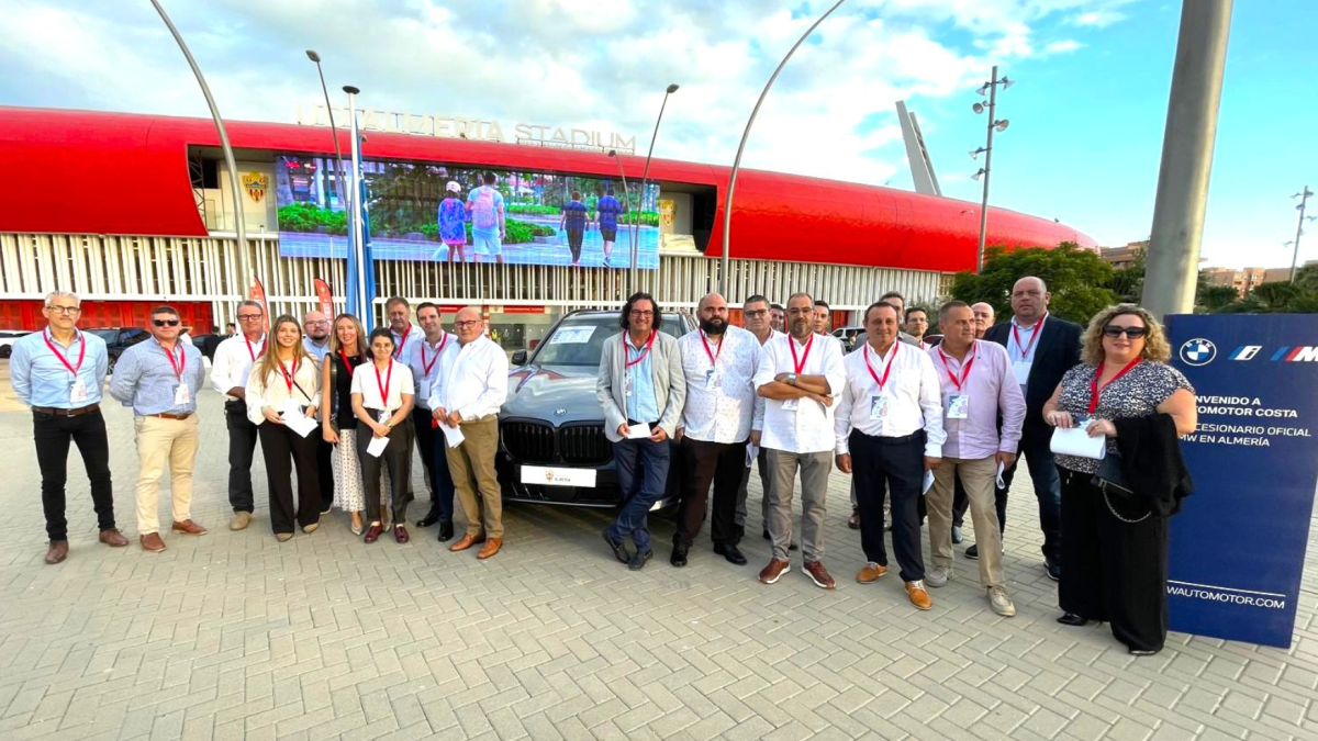 Foto de familia frente al estadio antes del partido.