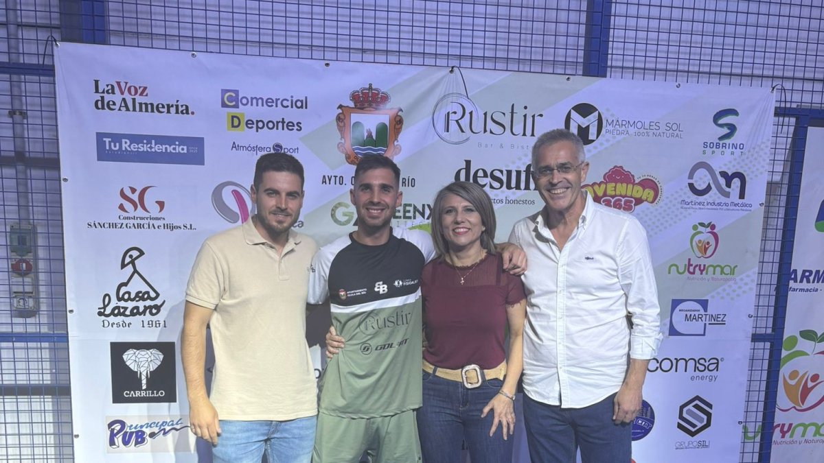 El apoyo del Ayuntamiento de Olula del Río ha sido muy importante. En la fotografía, Francisco Garrido y Mari Tapia Cintas, concejales, y Antonio Pascual, alcalde del municipio olulense.