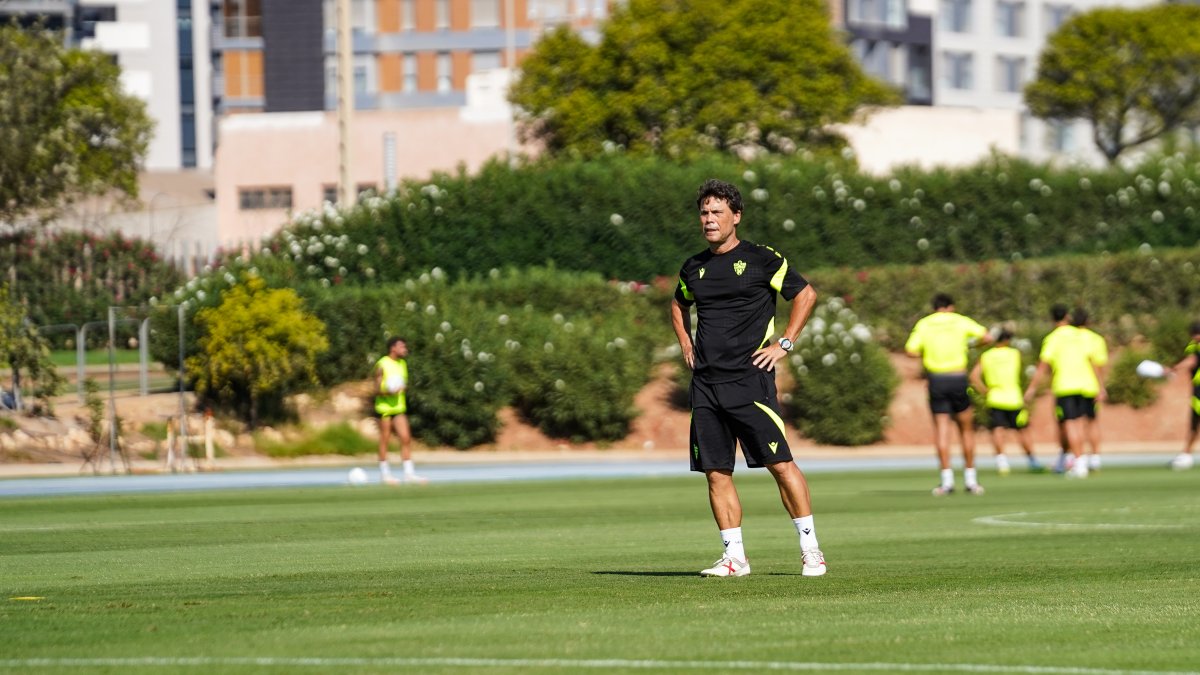El entrenador del Almería en el campo Anexo del Estadio de los Juegos Mediterráneos.