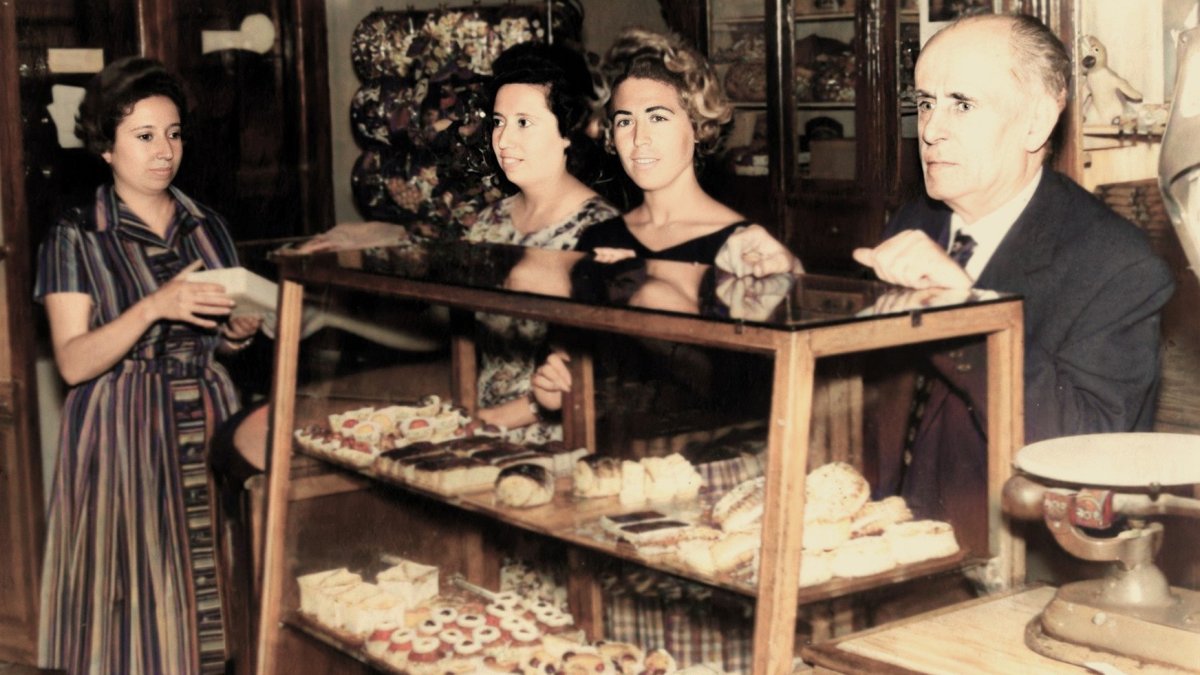Don Paco, uno de los dueños de la confitería de la calle Castelar, junto a sus sobrinas Elvira y Carmen y una empleada. 1968.