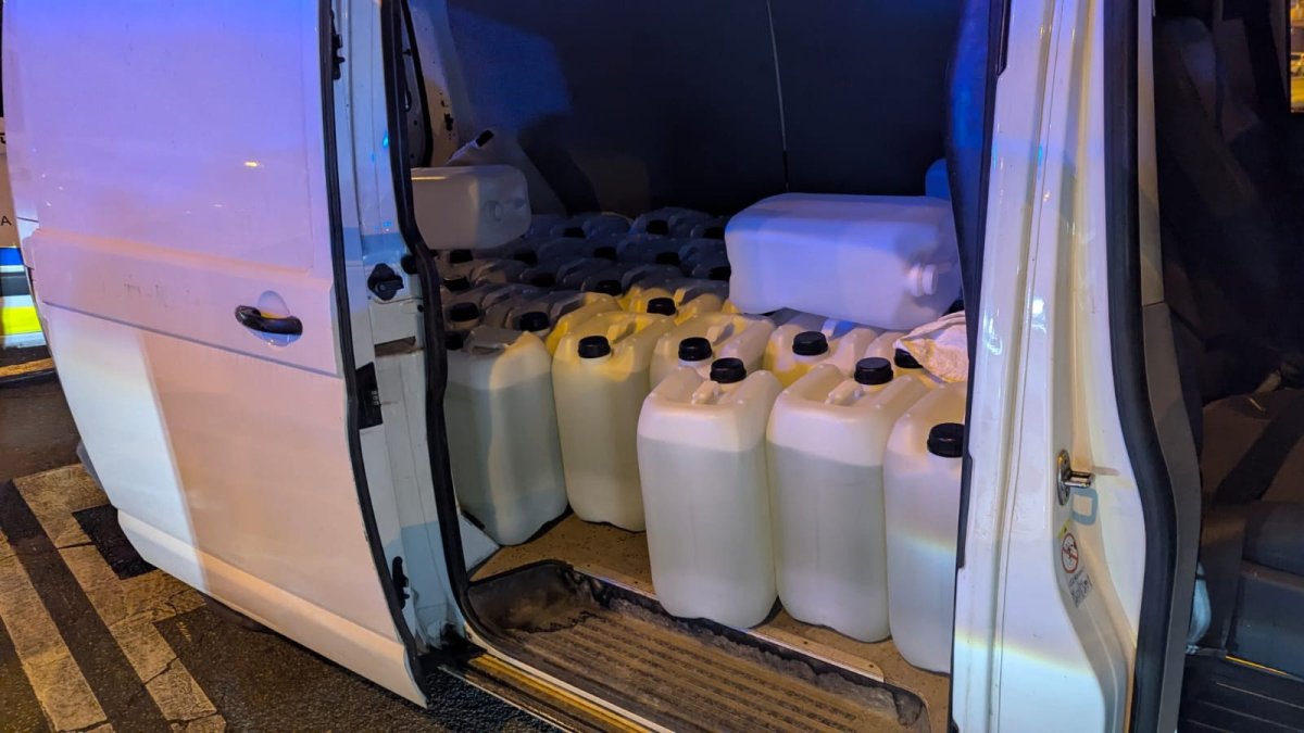 Garrafas de gasolina intervenidas por la Policía Local en una furgoneta tras una persecuión en Almería