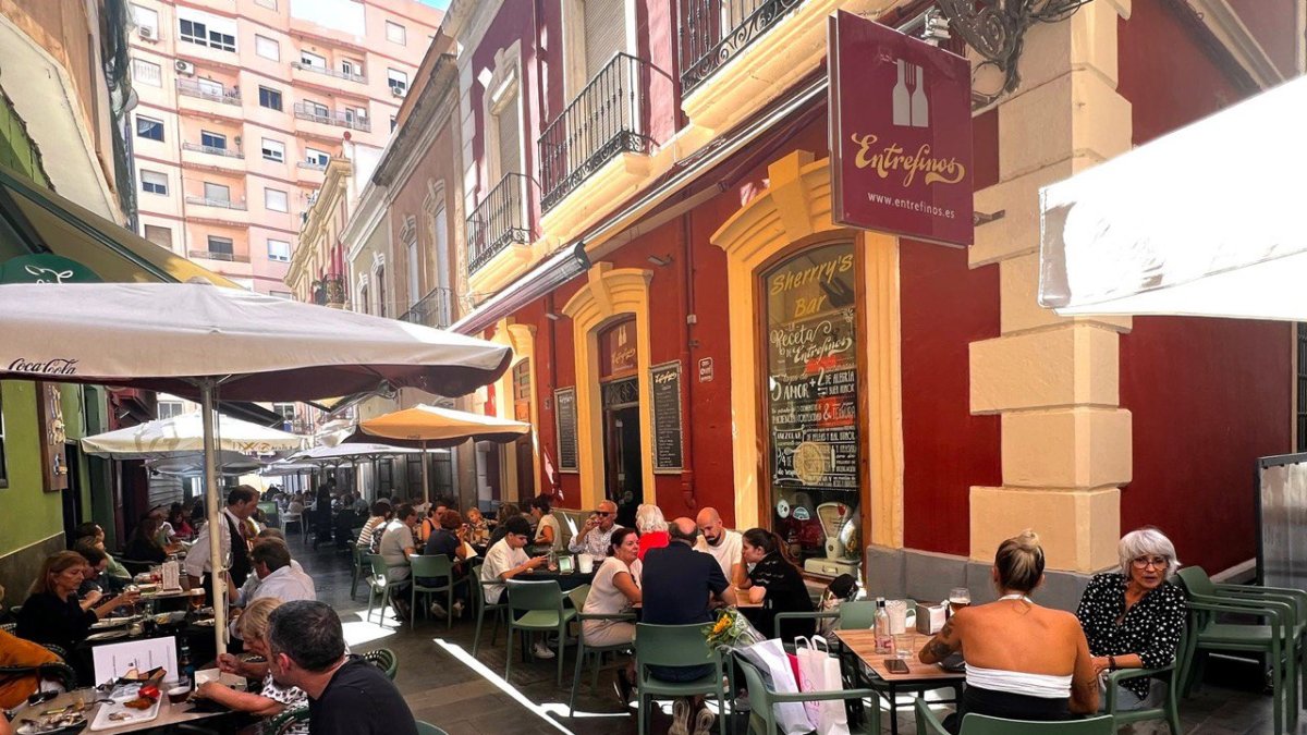 La terraza de Entrefinos, llena y al sol de Almería.
