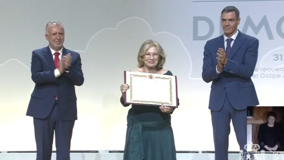 María Rosario Quirantes, sobrina nieta de Diego Ventaja, con el diploma que reconoce al obispo como víctima de la Guerra Civil.