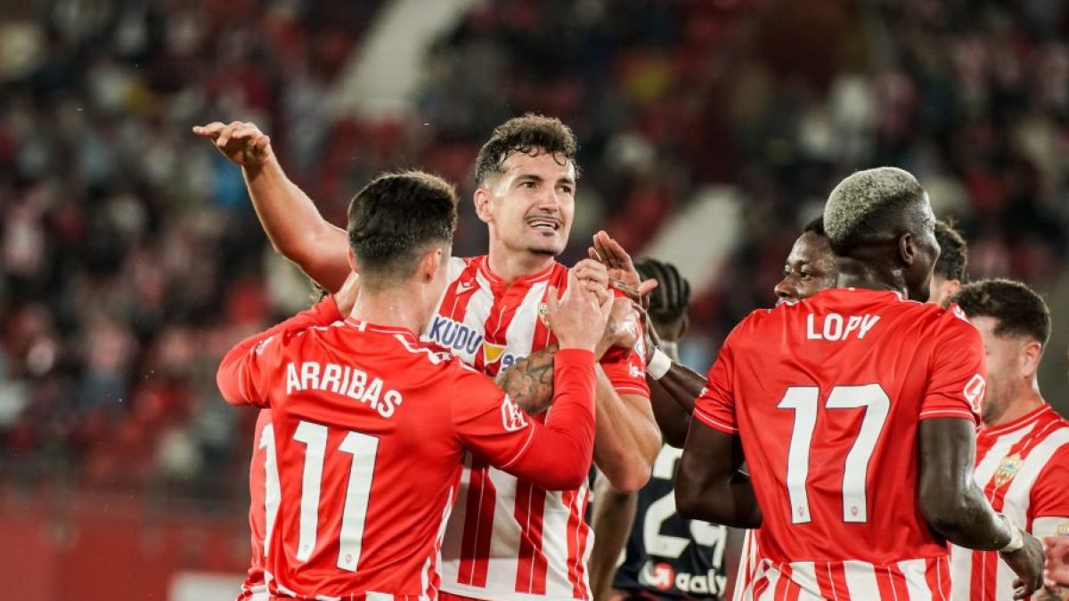 El Almería Celebrando uno de los goles.