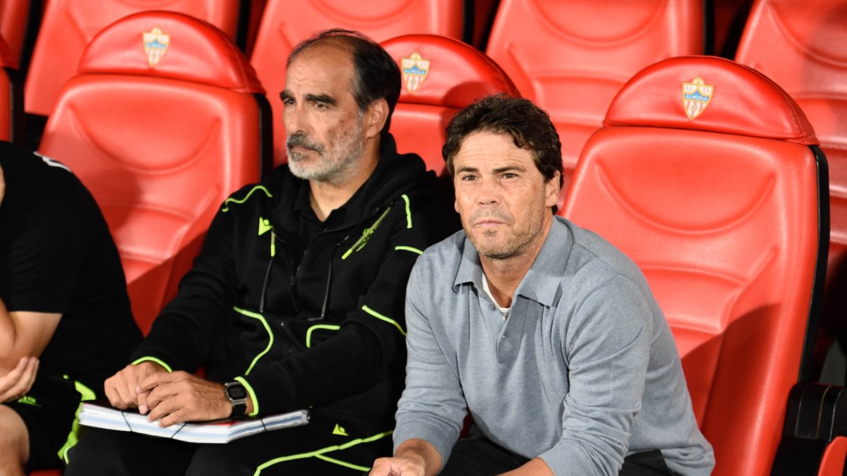 El entrenador del Almería en el banquillo del Estadio de los Juegos Mediterráneos.