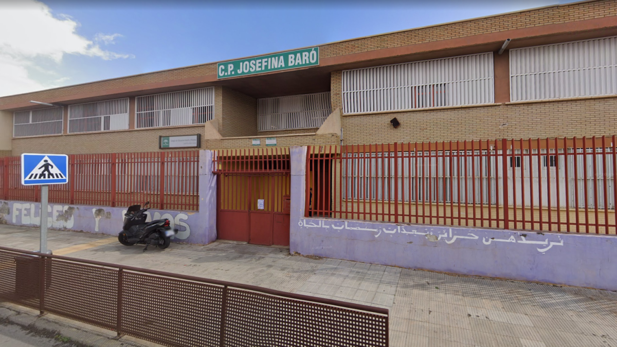 Colegio de El Puche, en cuyo patio se ha originado el incendio.