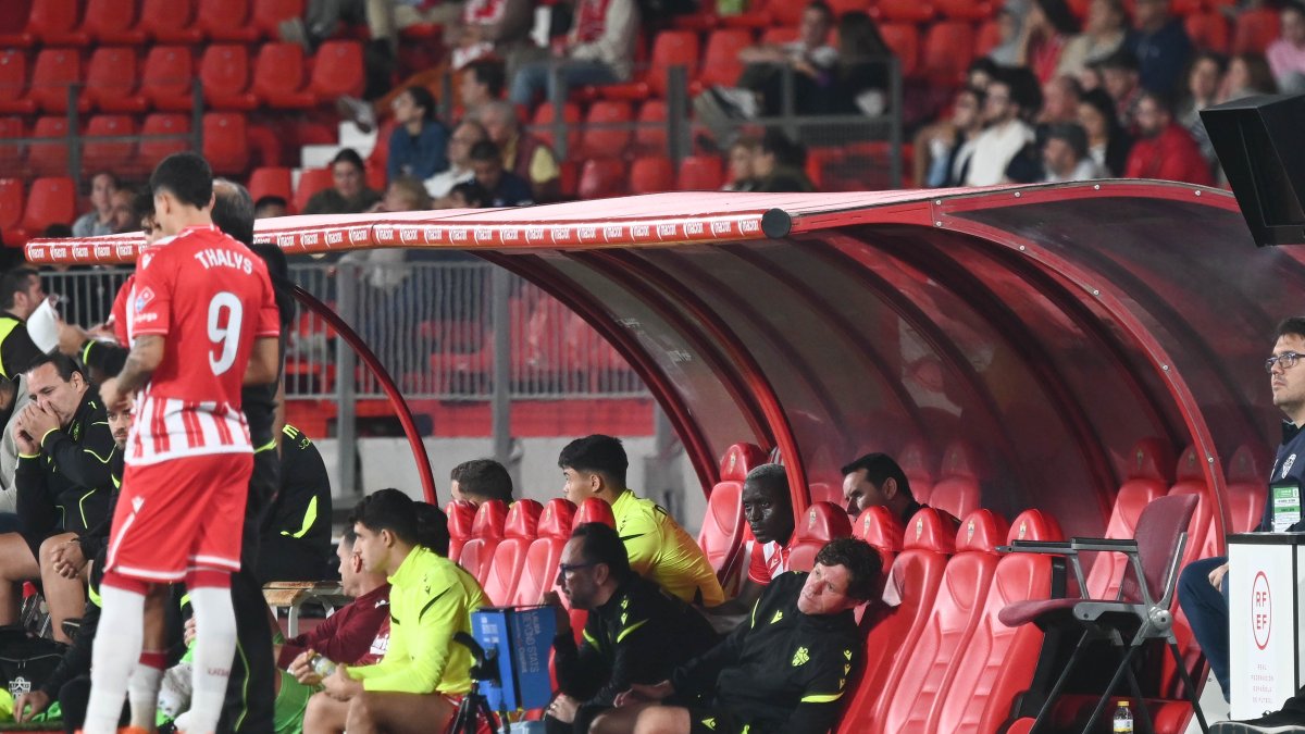 La cara de enfado de Lopy en el banquillo después de ser cambiado por Gui Guedes.