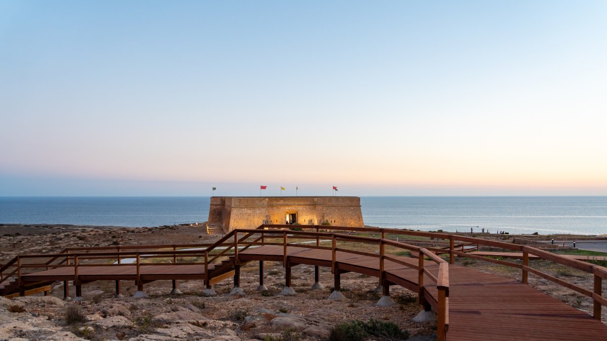 El Jardín Mediterráneo, con el Castillo de Guardias Viejas al fondo, en un atardecer ejidense.