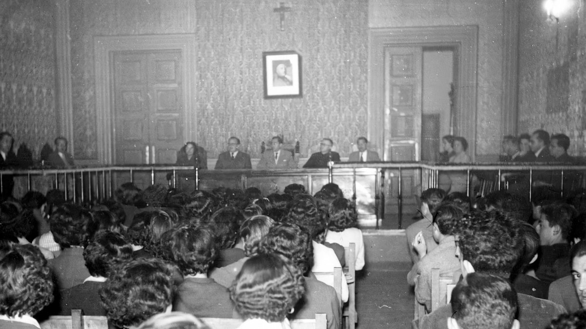 En el salón de actos del instituto de la calle Javier Sanz el retrato de Franco sobrevivió hasta el año 1977. Era un Franco joven que se codeaba con el crucifijo que presidía la habitación.