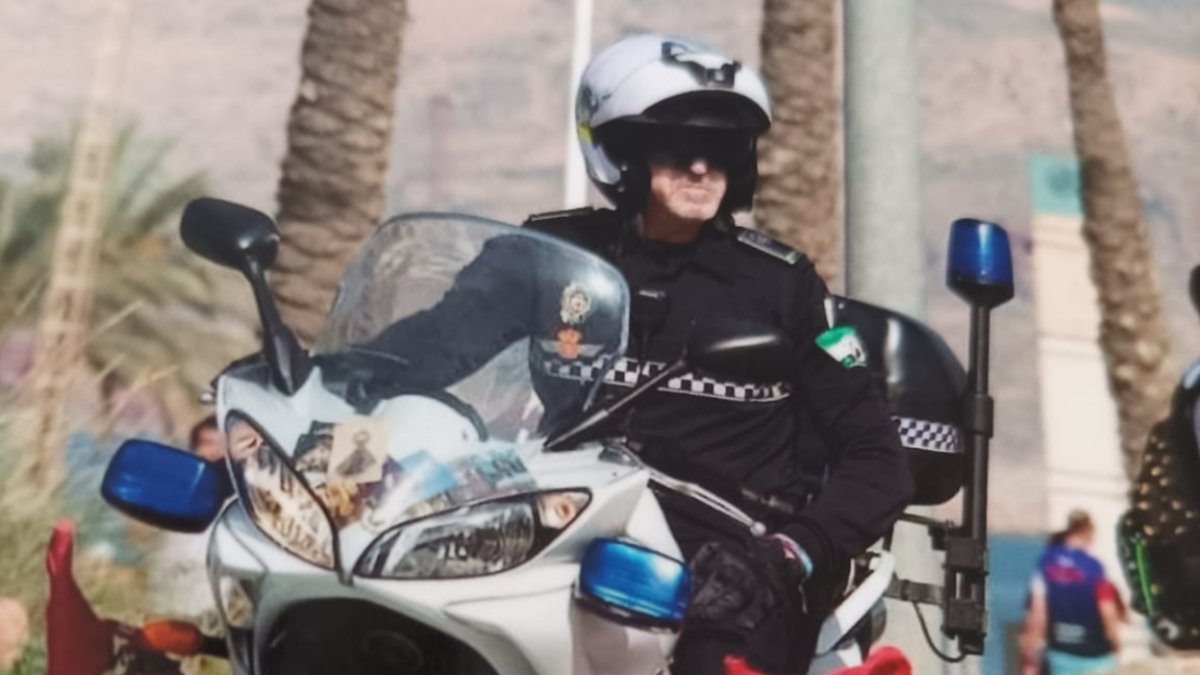 Subido a su Yamaha, Nicolás Yedra estaba en los eventos más importantes de la sociedad almeriense.