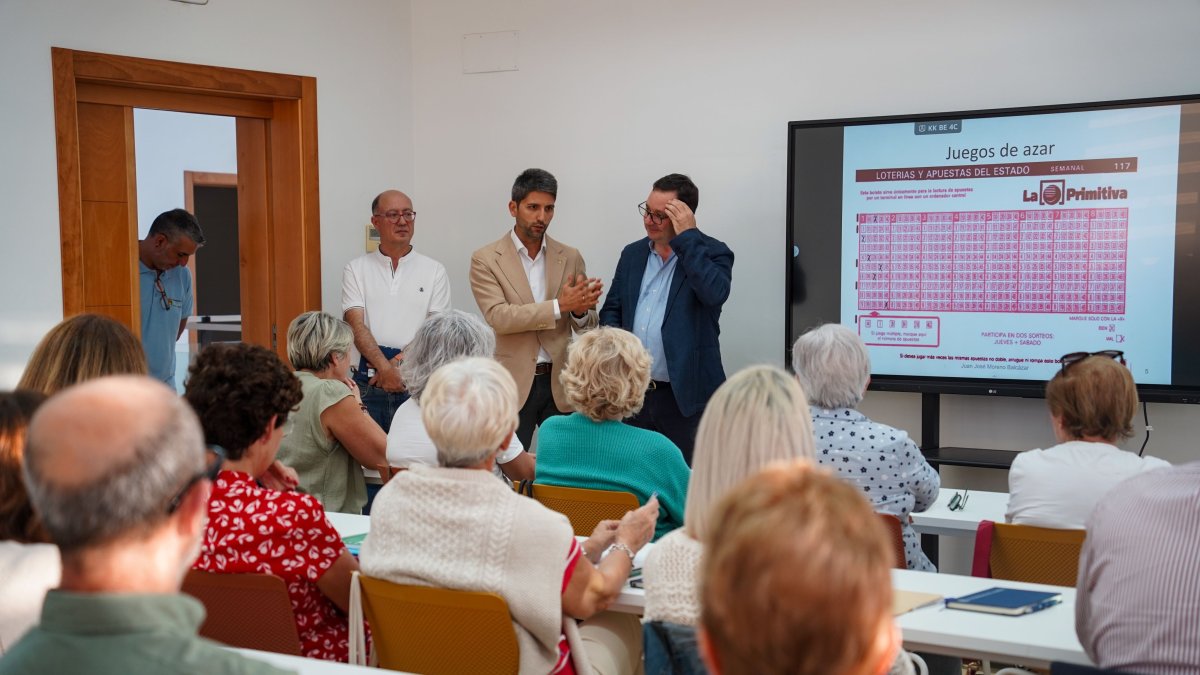 Javier Rodríguez y Antonio Codina en el inicio de curso de la Universidad de Mayores en El Ejido.