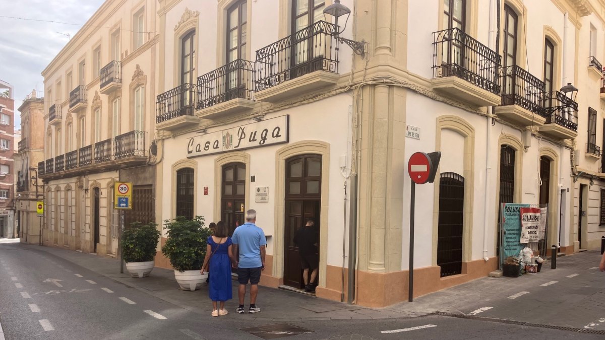 Fachada de Casa Puga con el cartel de las obras.