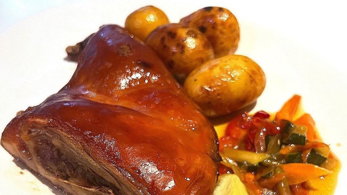 Cochinillo estilo segoviano: Dorado, crujiente y tierno; el plato estrella del invierno en Entrefinos.
