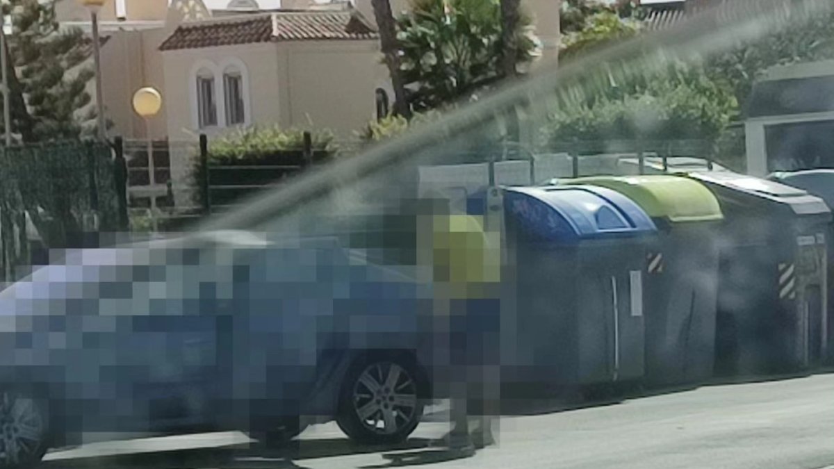 Imagen difundida por el Ayuntamiento con una persona depositando presuntamente enseres inadecuadamente.