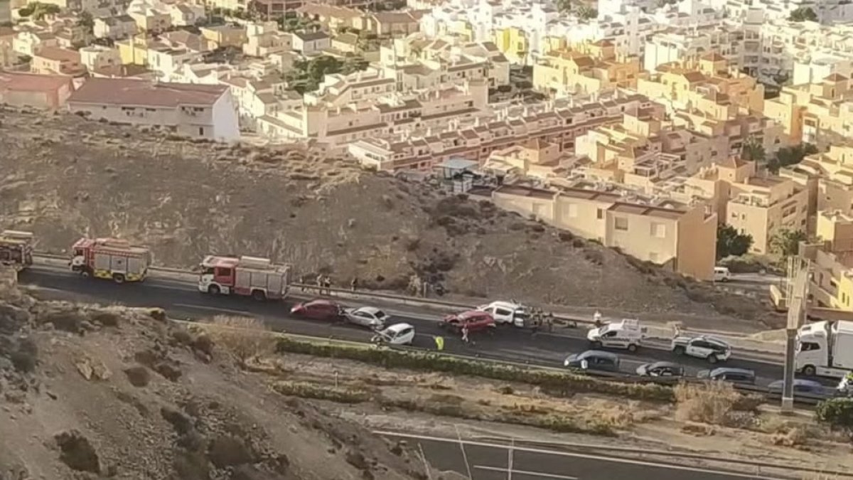 El accidente de varios vehículos que ha provocado esta mañana el corte de la A-7 en Aguadulce.