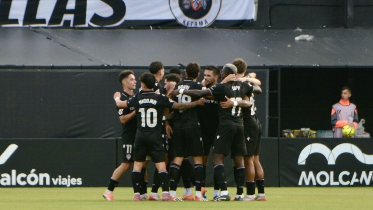 El Almería celebrando un gol.