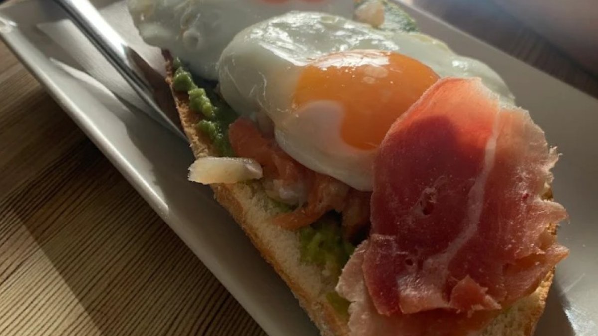 Tostada de huevos con jamón.