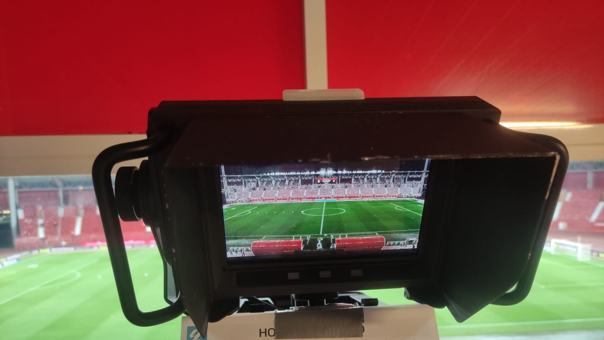 Cámara en la zona de prensa del Estadio de los Juegos Mediterráneos.