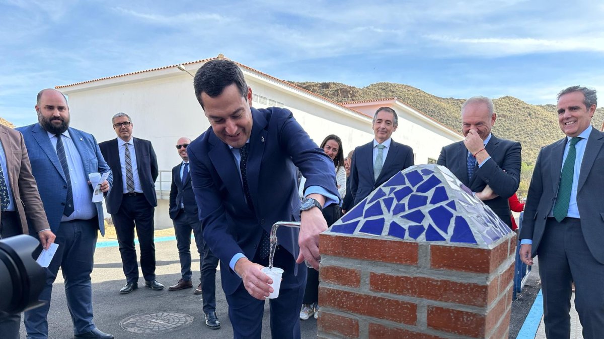 El presidente de la Junta de Andalucía, Juanma Moreno, probando el agua de la potabilizadora.
