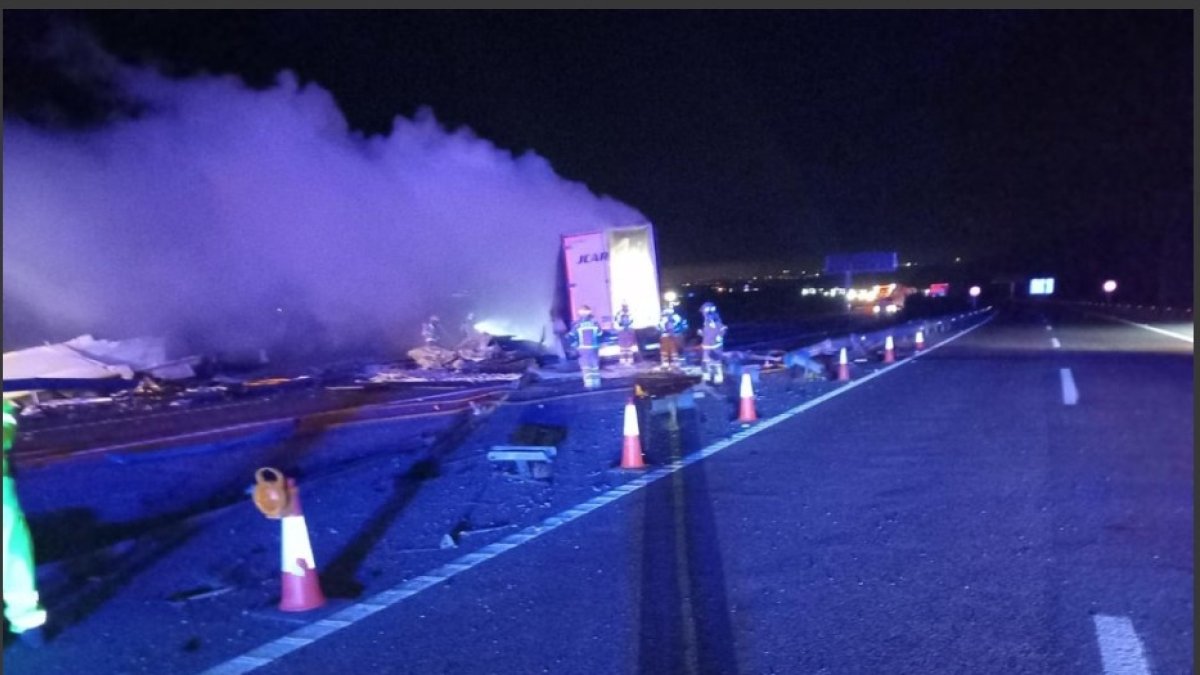 El camión que conducía el almeriense se incendió tras el choque.