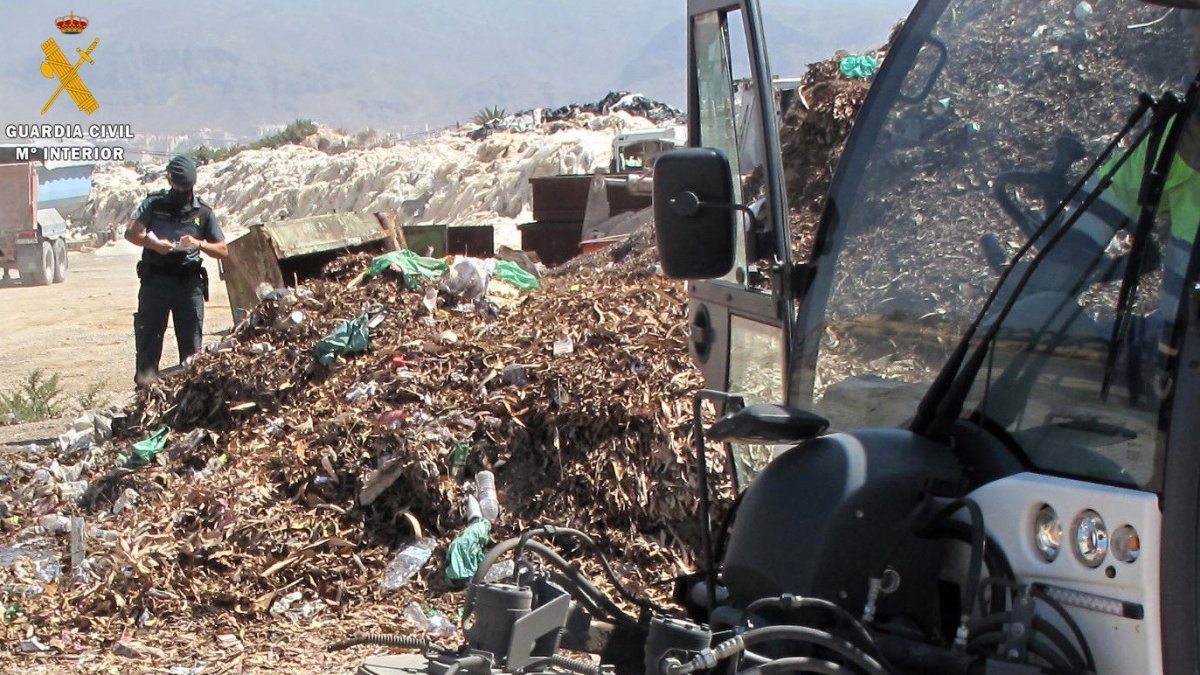 Archivo - Un agente del Seprona de la Guardia Civil atestigua los residuos acumulados en el paraje Las Palmerillas de Roquetas de Mar (Almería).