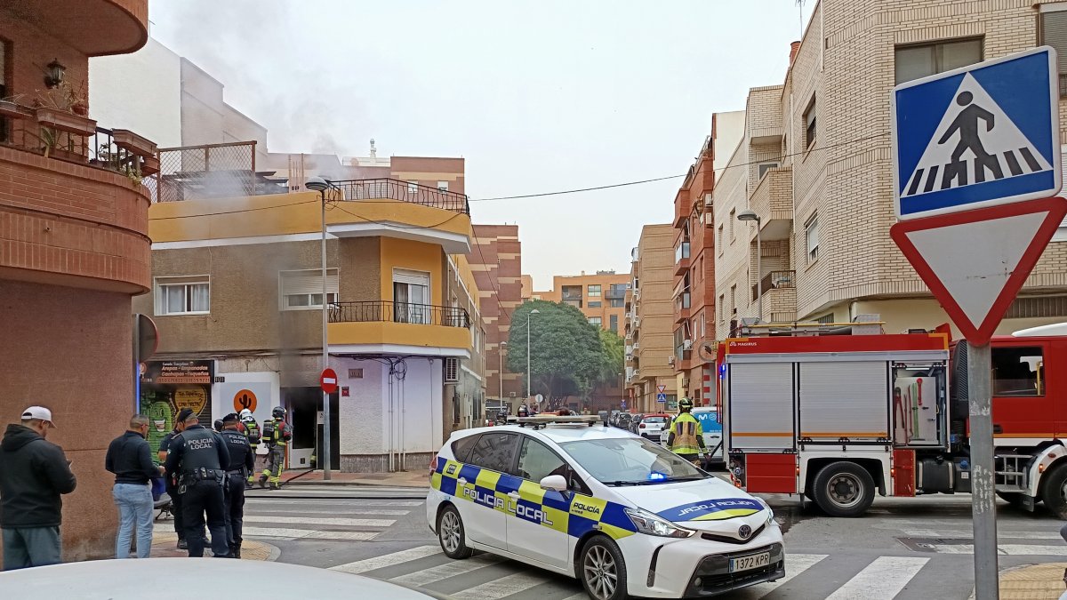 Bomberos y Policía Local, en la calle Jaúl, donde ha ocurrido el incendio.