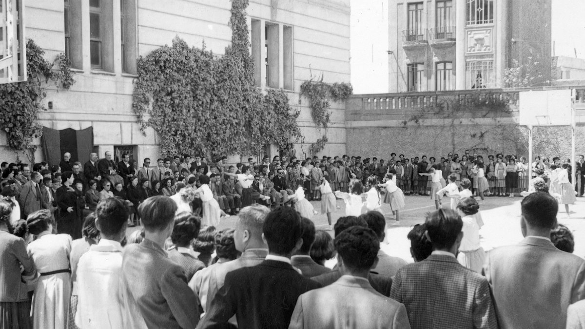 Exhibición gimnasta de las niñas del instituto en los años 50 en el patio del centro. Iban vestidas con un recato absoluto para evitar la tentación en los ojos de los jóvenes que las miraban.