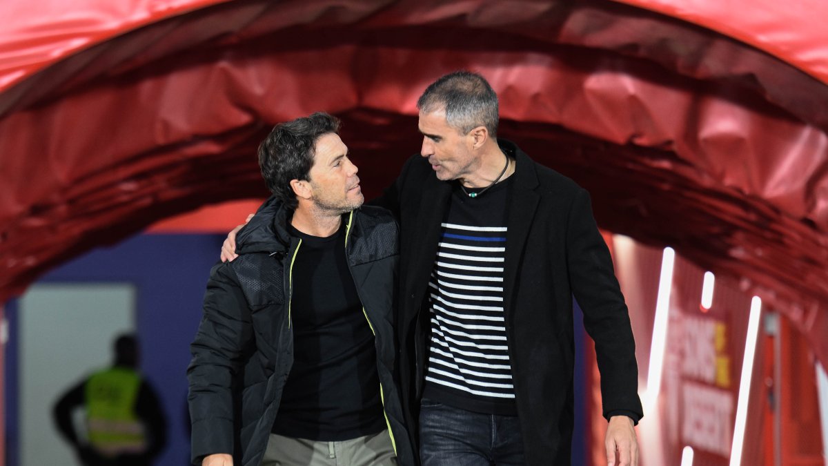 Rubi y Garitano abrazados como sus equipos en la clasificación entre los mejores de la Segunda.