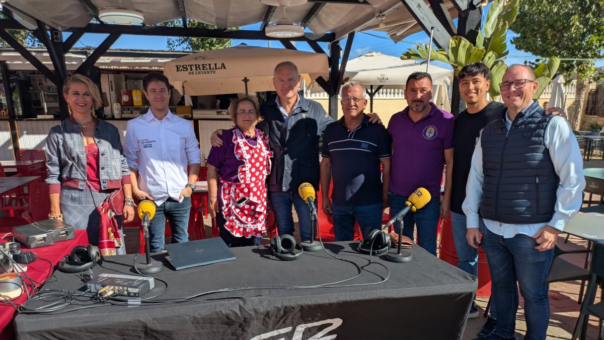 Autoridades municipales como el alcalde y la concejala de Festejos, miembros de las hermandades y el presentador del Hoy por Hoy Levante durante la emisión del programa de la SER.