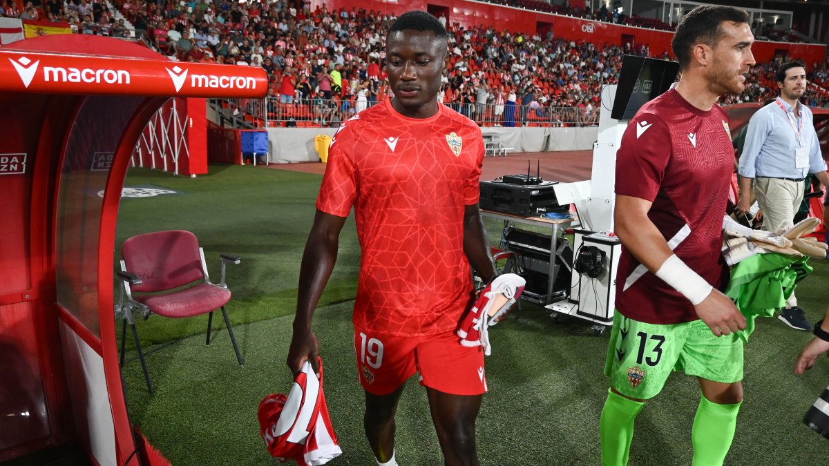 Patrick Soko apunta al once del Almería en el Estadio de los Juegos Mediterráneos ante el Cádiz.