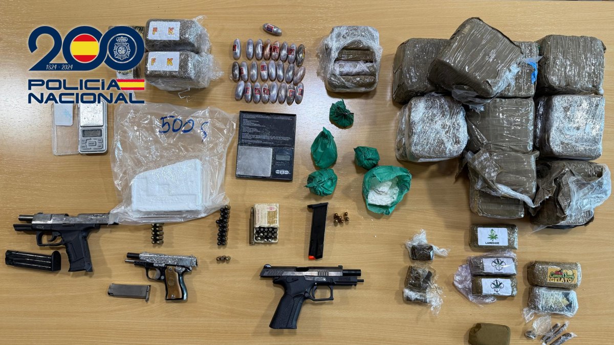 Armas y drogas intervenida en un 'narcopiso' de El Quemadero, en Almería.