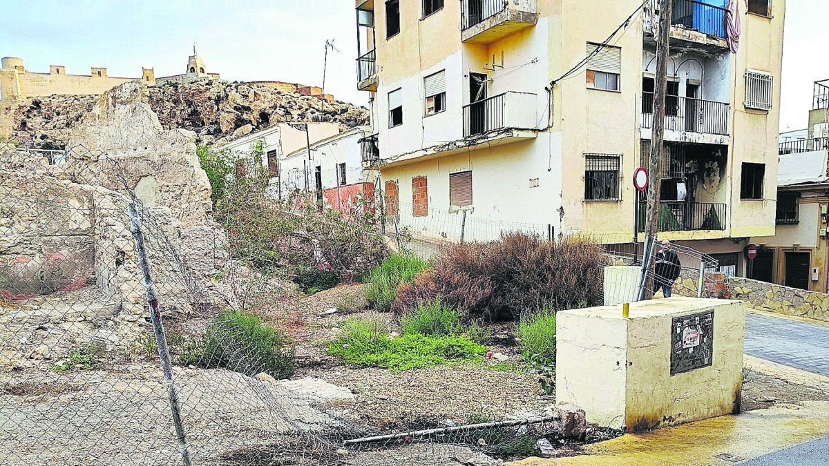 Este es el aspecto de la subida principal a La Alcazaba, como sacado de una guerra.