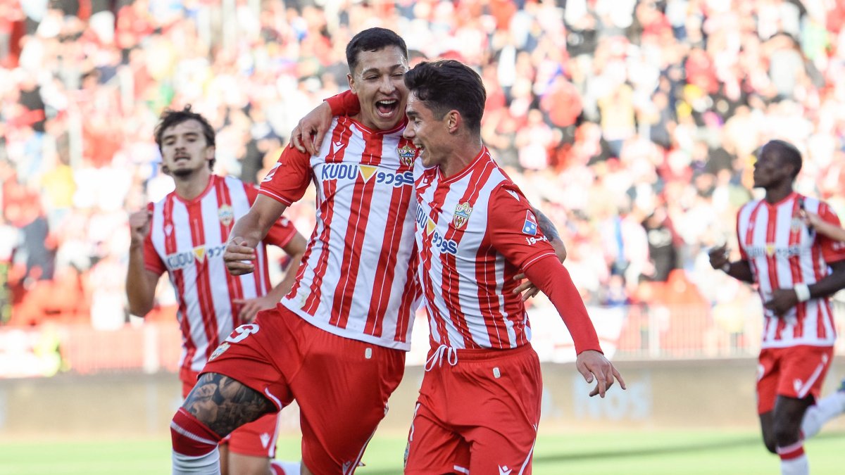 Thalys se abraza a Arribas para celebra el 1-0 ante el Cádiz.