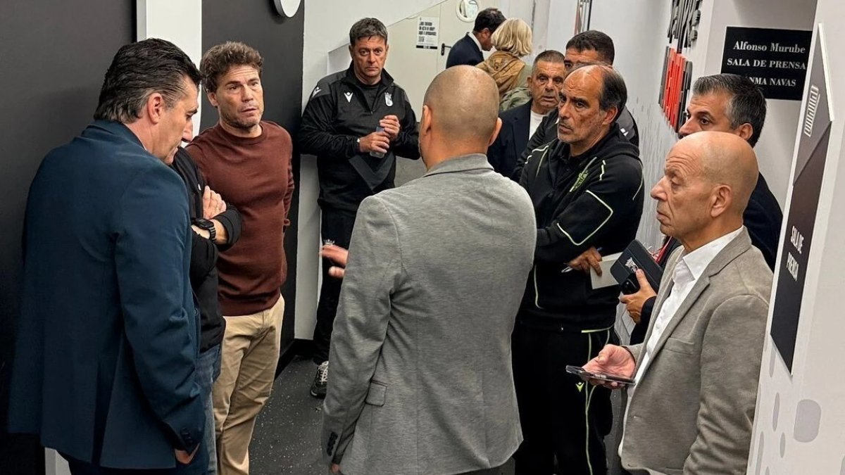 La reunión de urgencia que celebraron Ceuta y Almería tras suspenderse el partido en el Alfonso Murube.