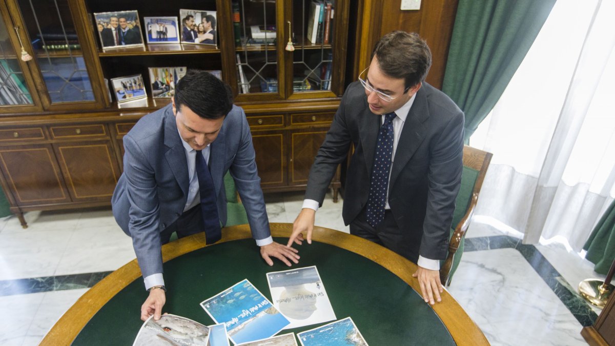 Archivo - El presidente de la Diputación de Almería, Javier Aureliano García, y el diputado provincial de Turismo, Fernando Giménez