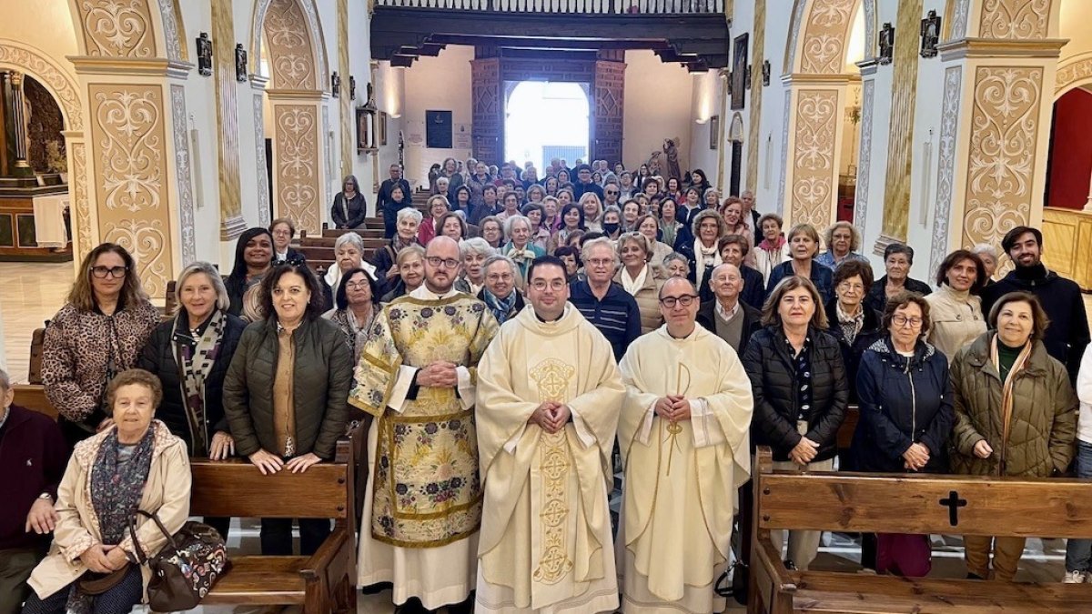Los peregrinos se reúnen en oración en el templo jubilar de Abla durante la etapa central de la peregrinación.