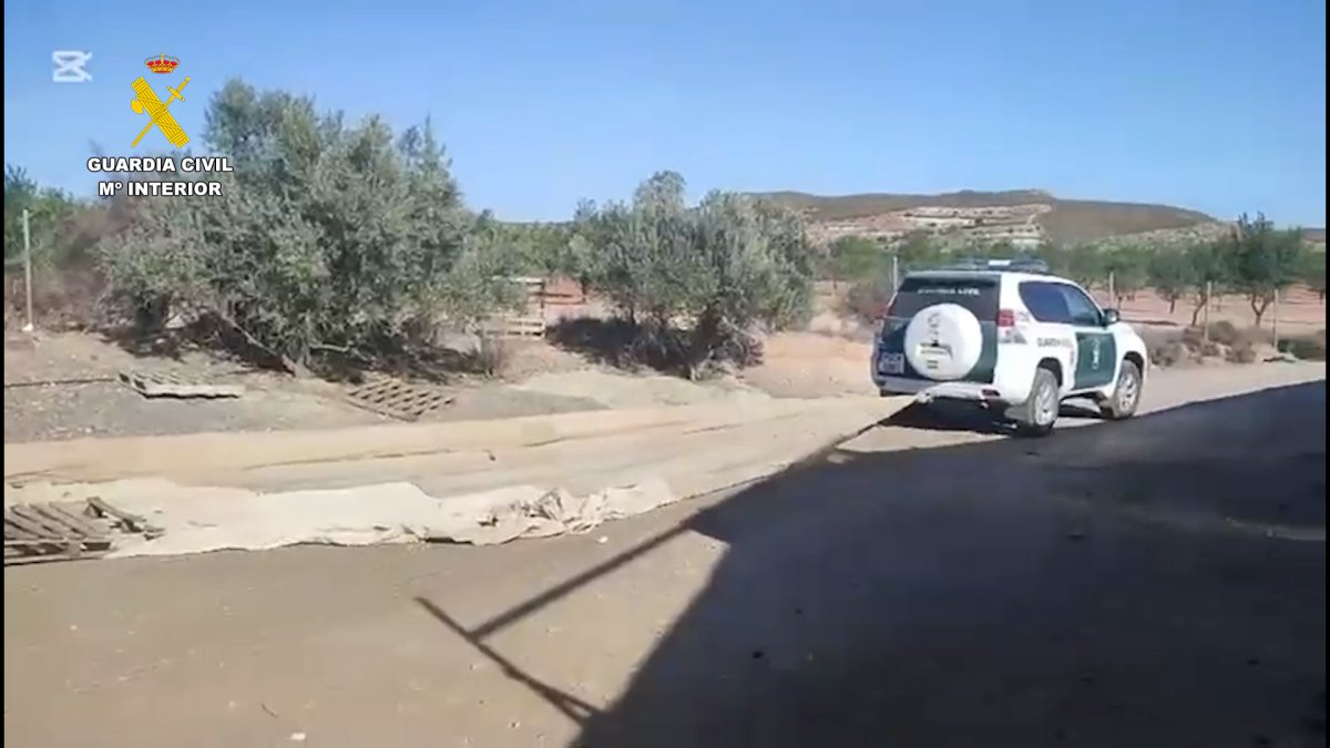 Un vehículo de la Guardia Civil durante la operación.